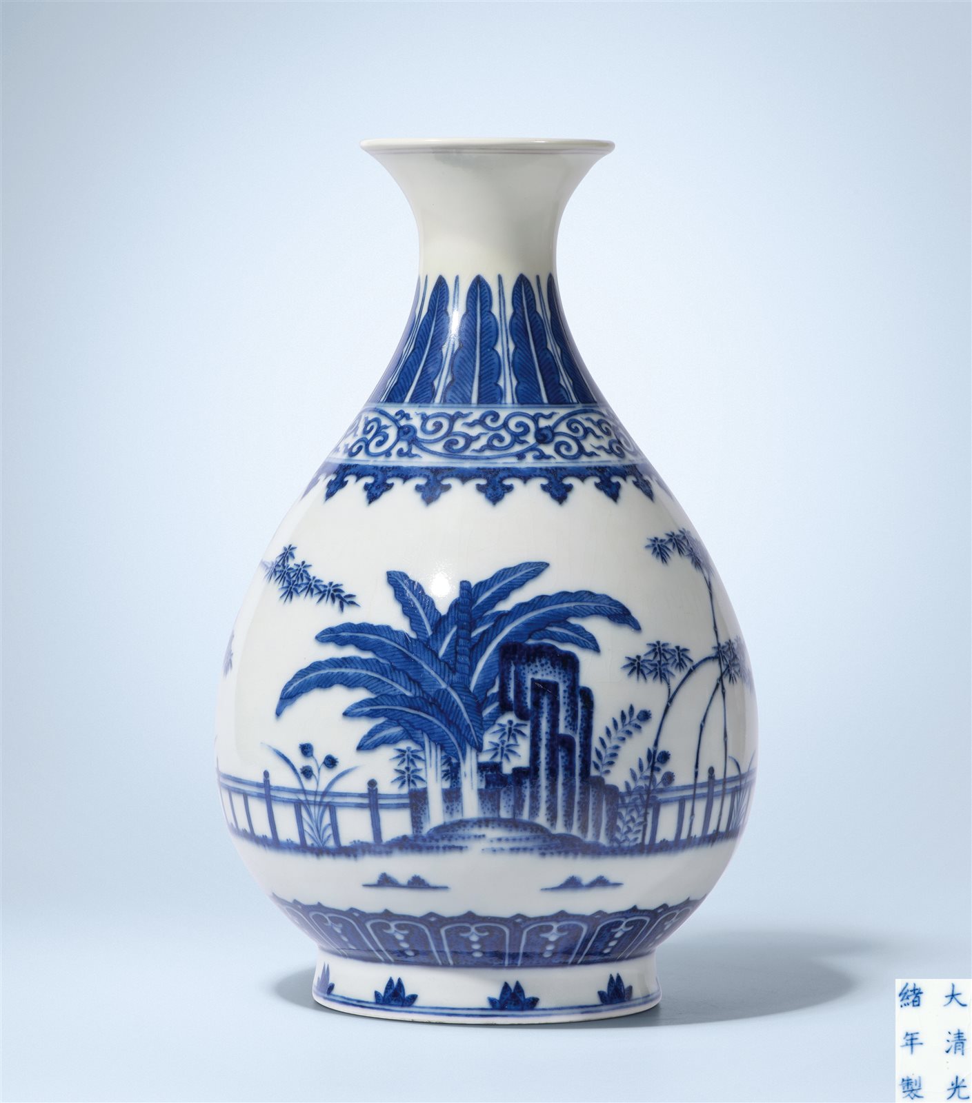 青花洞石芭蕉图玉壶春瓶