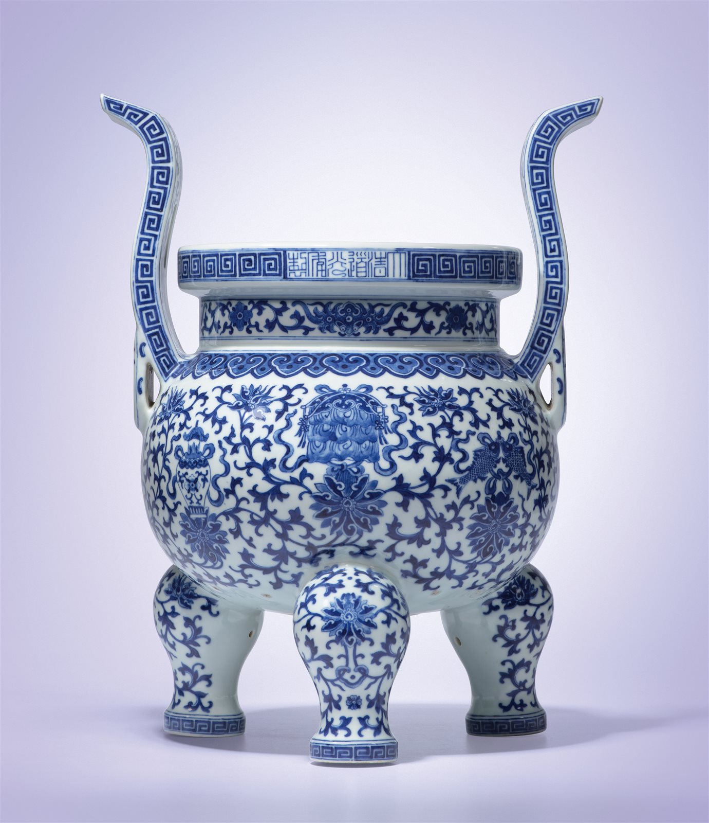 青花莲托八吉祥纹朝冠耳鼎炉