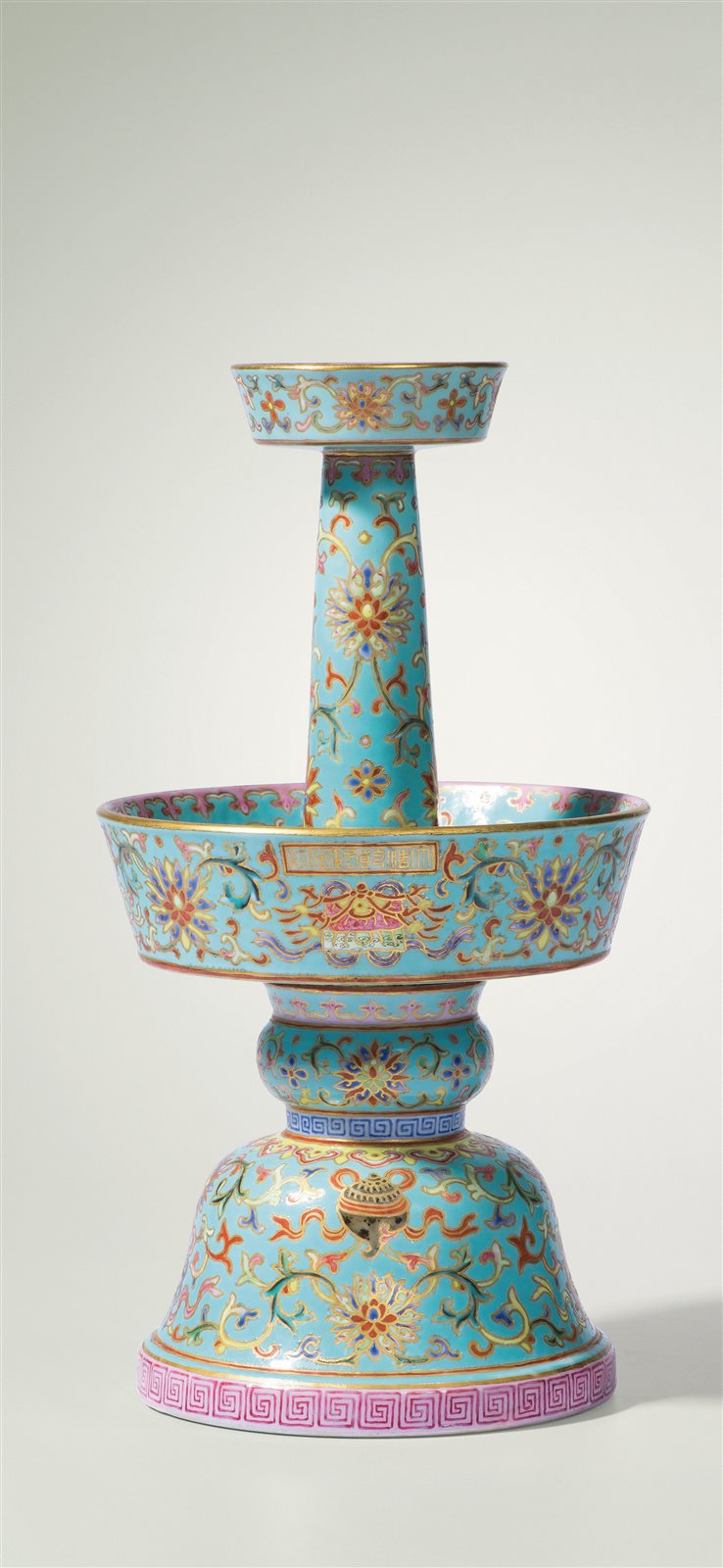 松绿地粉彩描金缠枝宝相花八吉祥纹烛台（图录号：5）