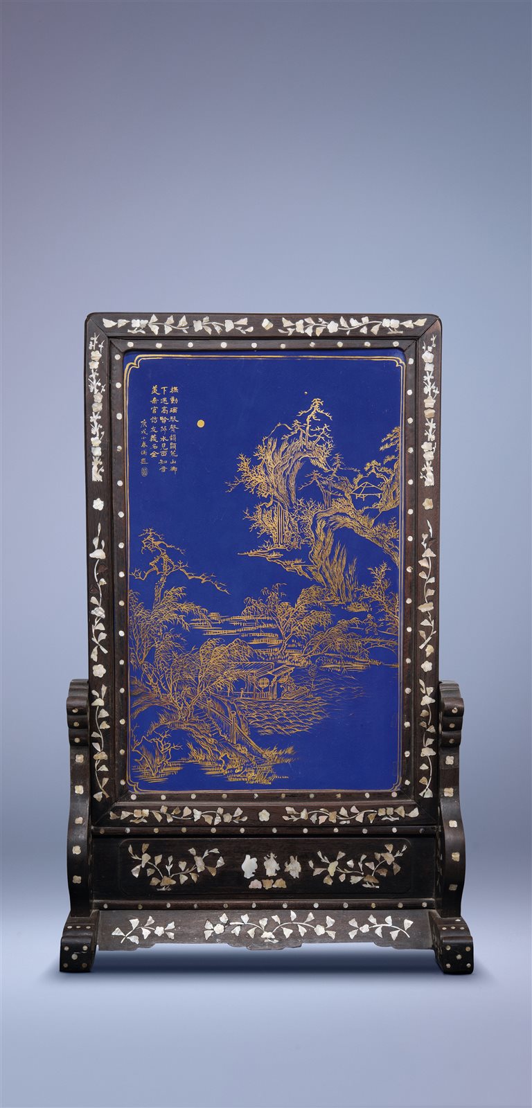 嵌螺钿框霁蓝釉描金“萍水相逢”图瓷板座屏（图录号：18）