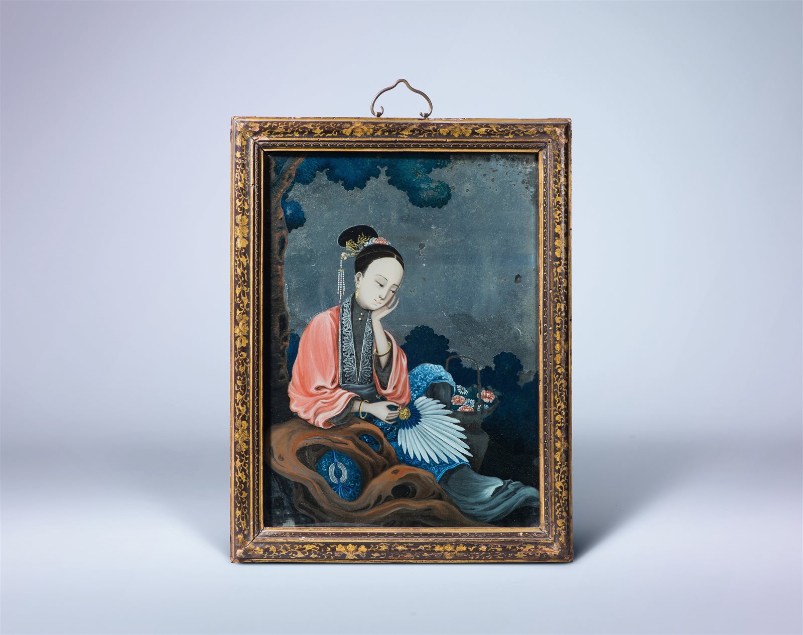 玻璃画珐琅漆金木框仕女持扇图挂屏（图录号：21）