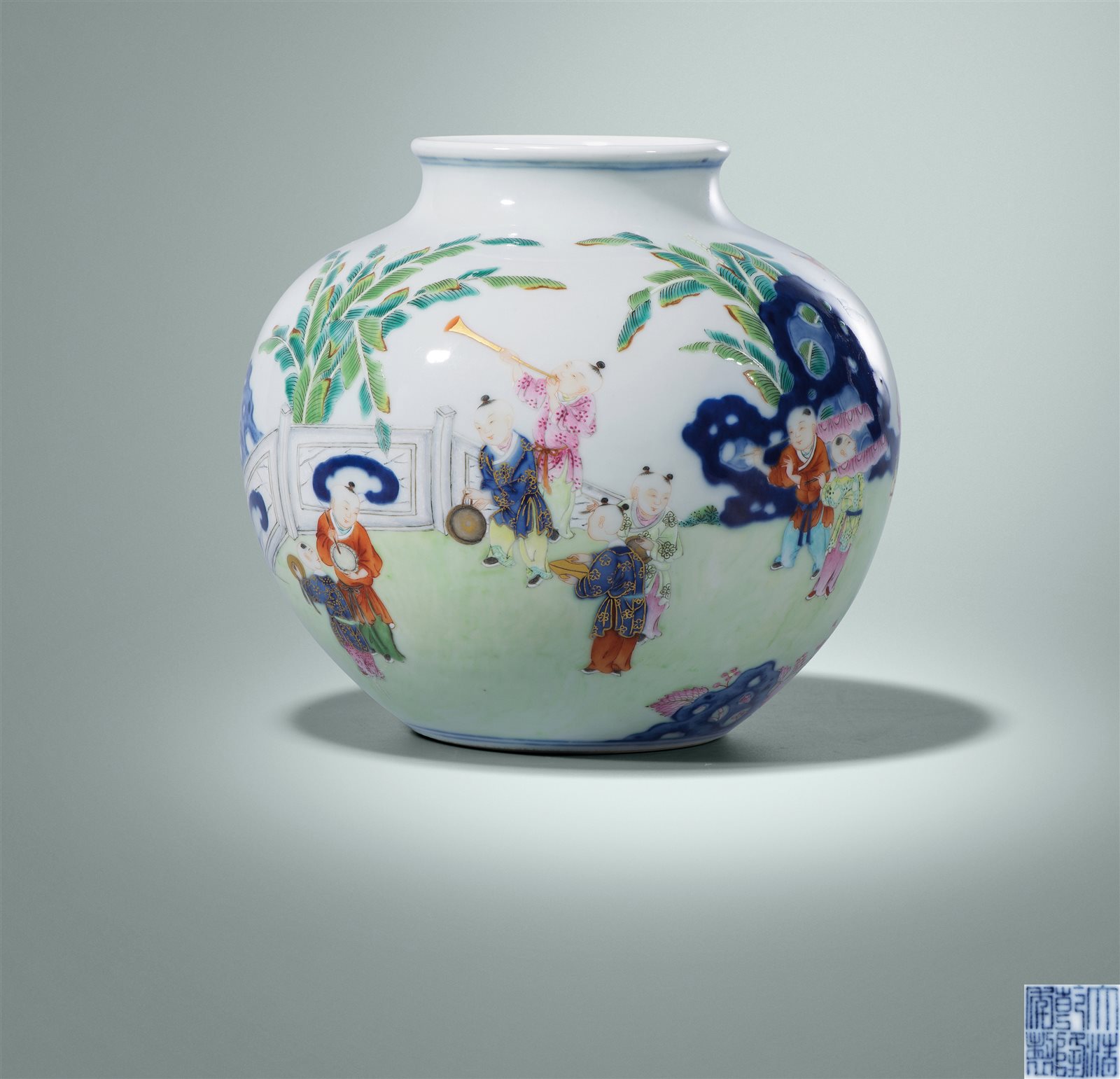 斗彩加粉彩庭院婴戏图罐（图录号：39）