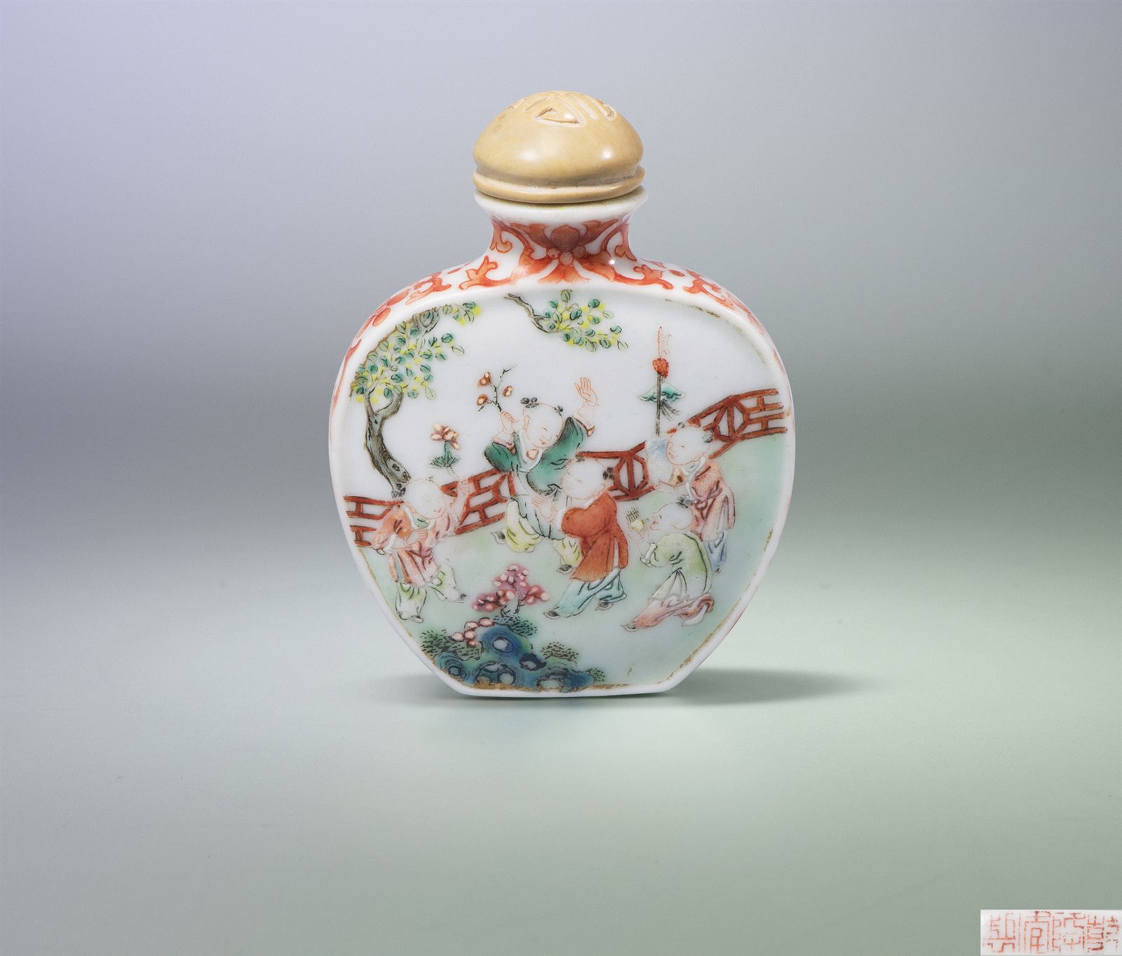 粉彩开光庭院婴戏人物故事图鼻烟壶（图录号：42）