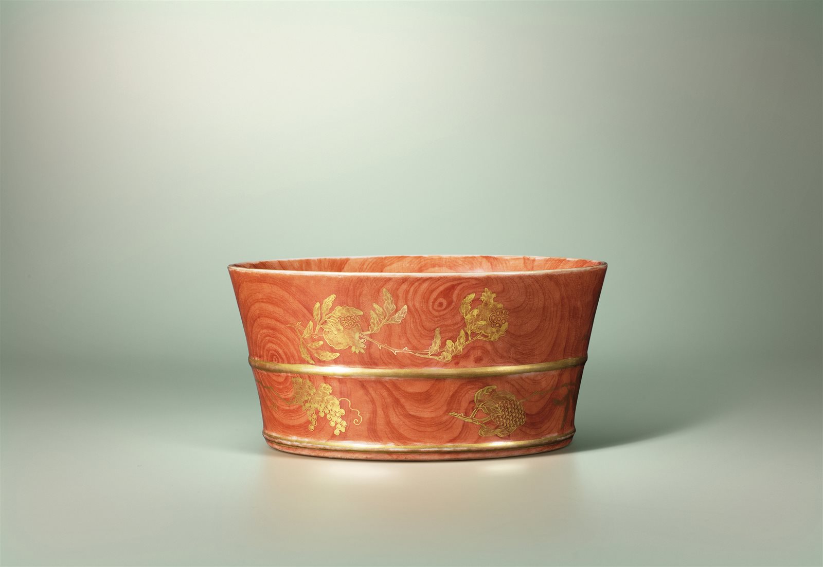 仿花梨木纹釉描金内五福外折枝花果纹洗（图录号：50）