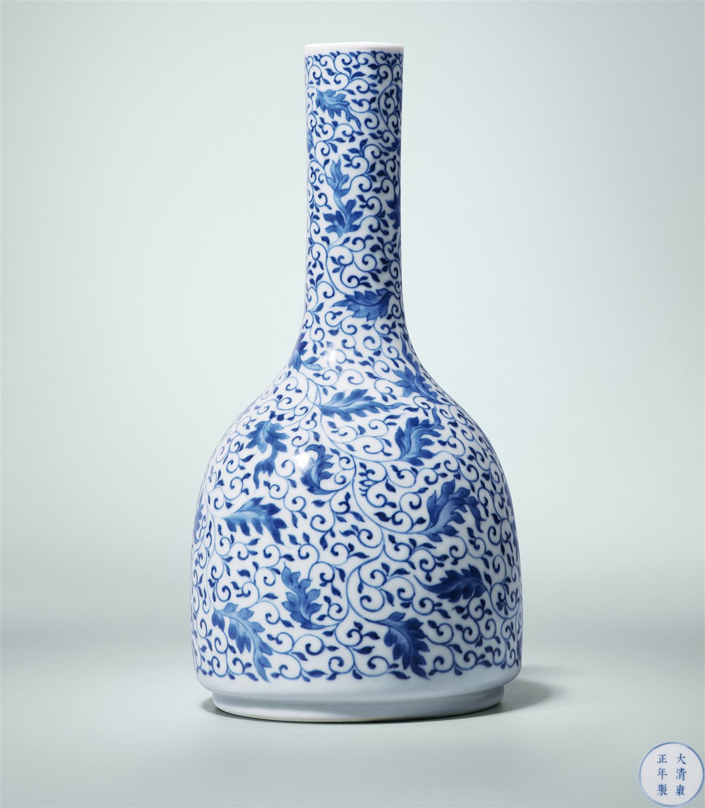 青花缠枝卷草纹摇铃尊（图录号：78）