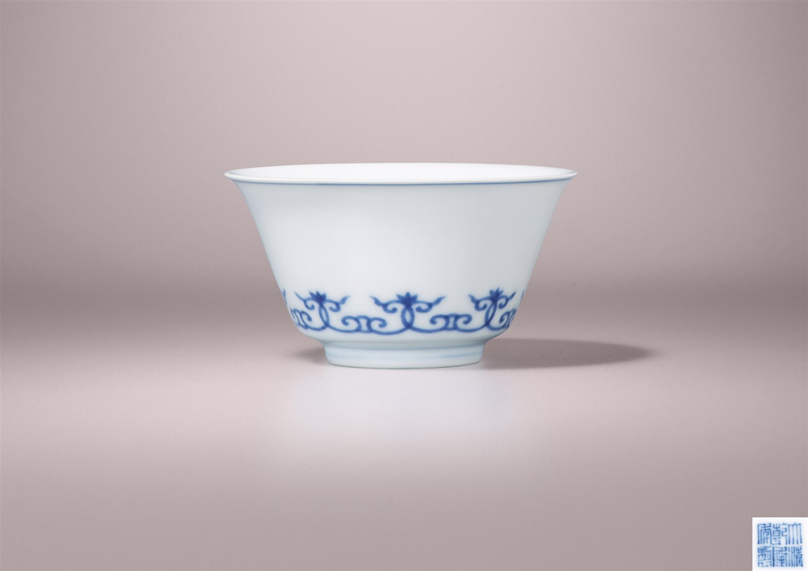 青花缠枝忍冬纹杯（图录号：80）