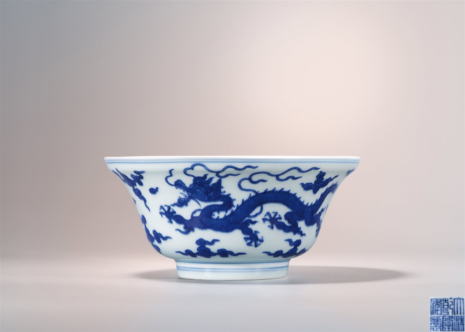 青花云龙纹盘口折腰碗（图录号：81）