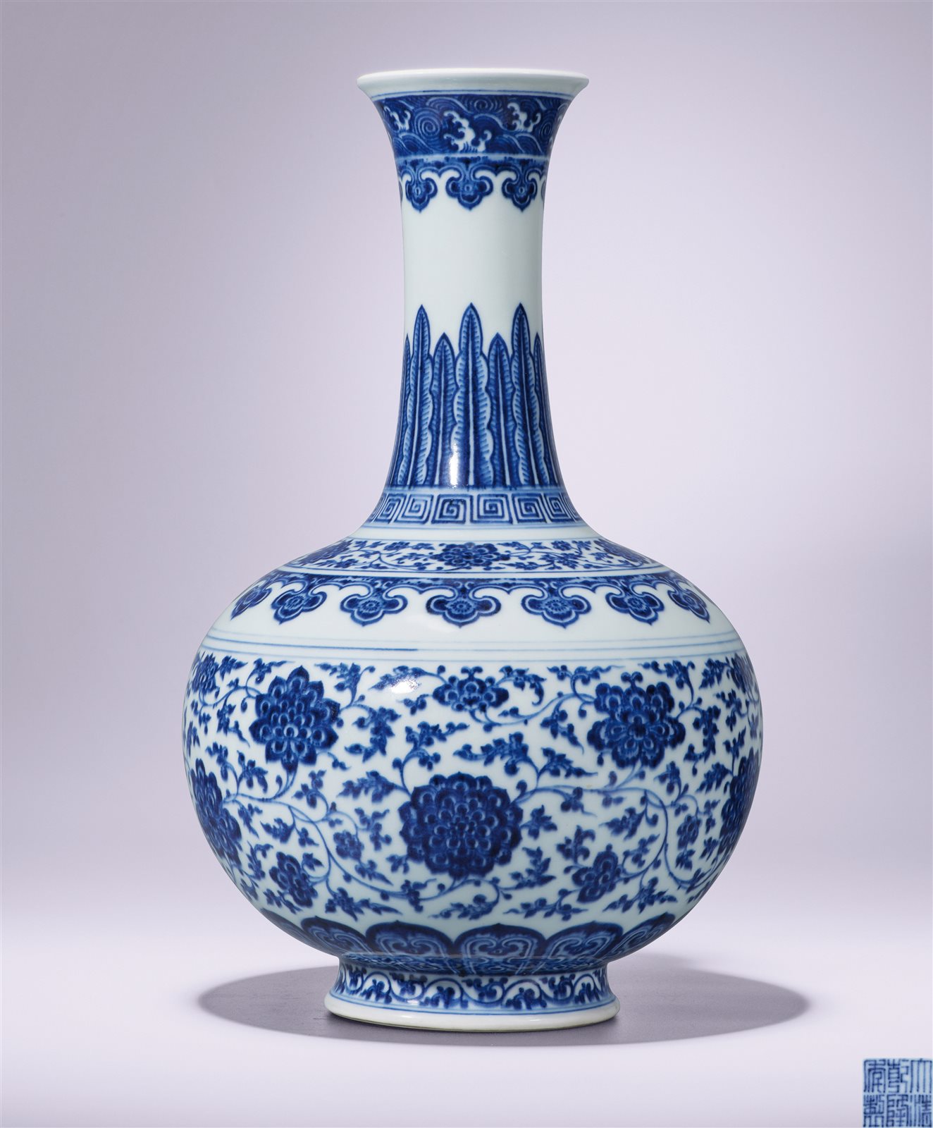 青花缠枝莲蕉叶海浪纹玉堂春瓶（图录号：86）