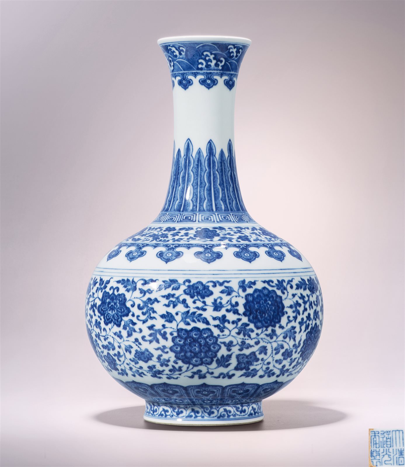 青花缠枝莲蕉叶海浪纹玉堂春瓶（图录号：87）