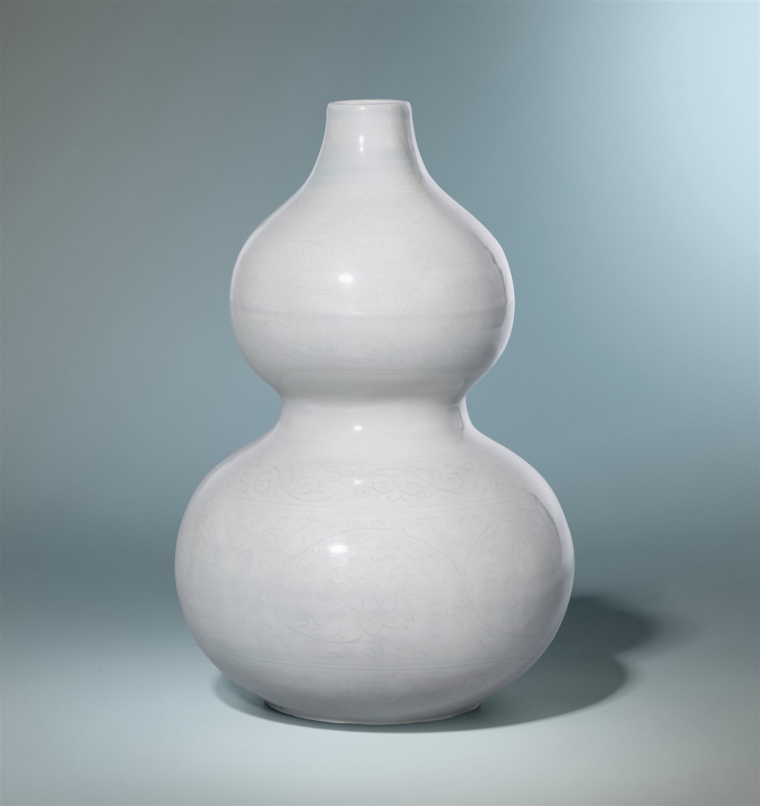 白釉暗刻缠枝花卉纹葫芦瓶（图录号：119）