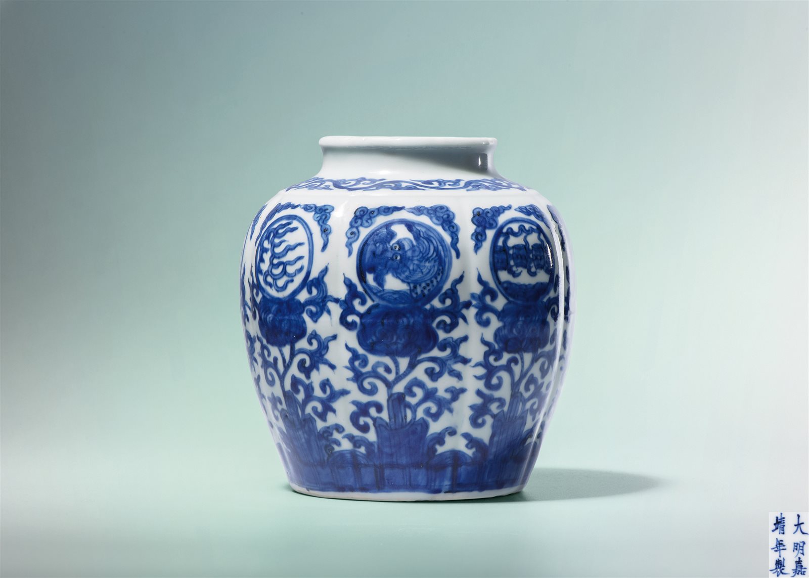 青花灵芝托十二章纹瓜棱罐（图录号：125）