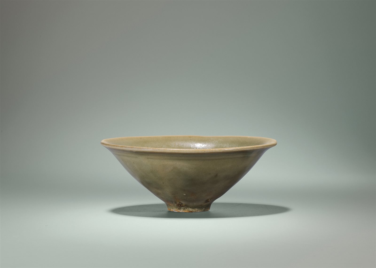 耀州窑青釉刻折枝花卉宝瓶纹盏（图录号：137）
