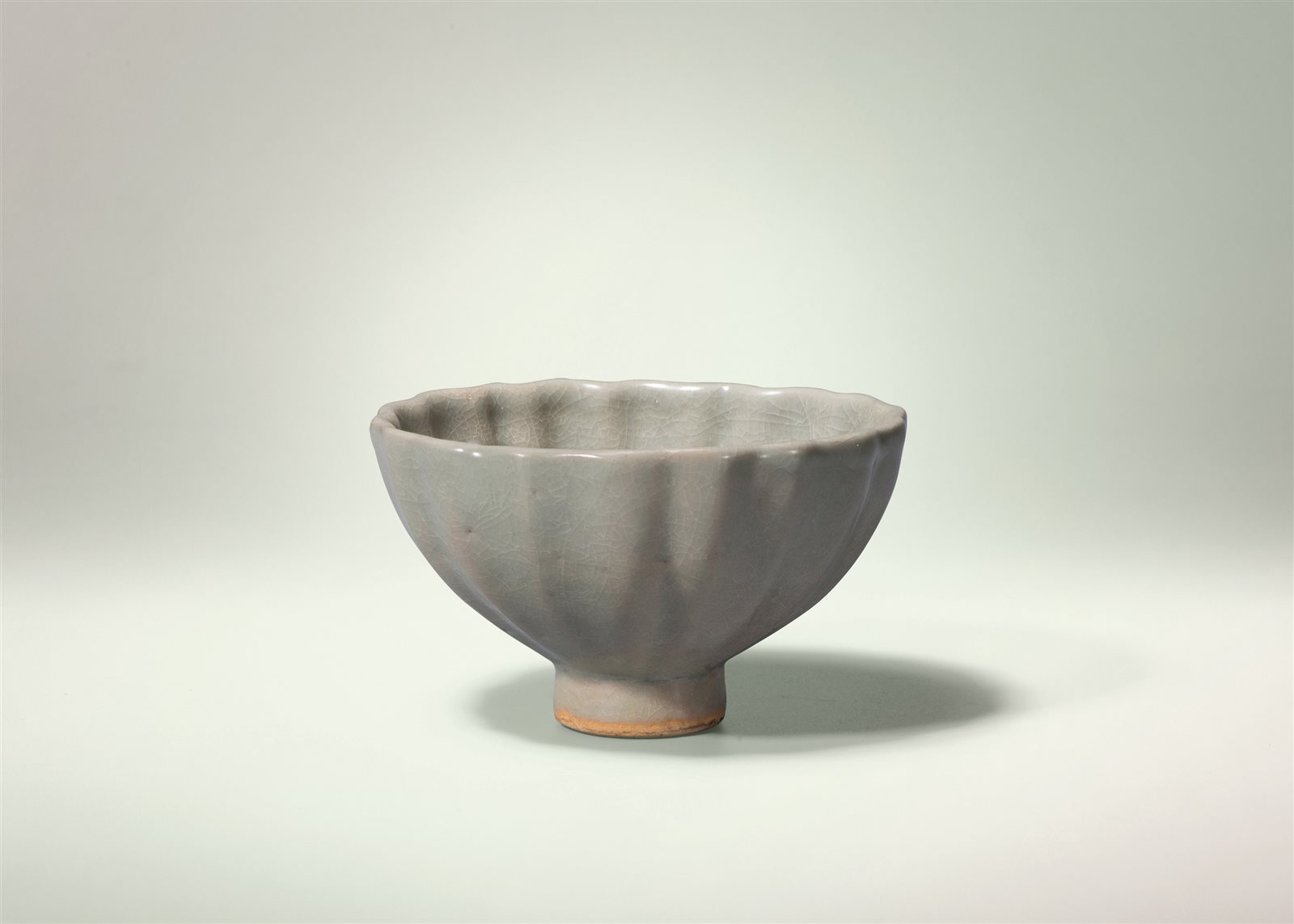 龙泉窑青釉花口盏（图录号：108）