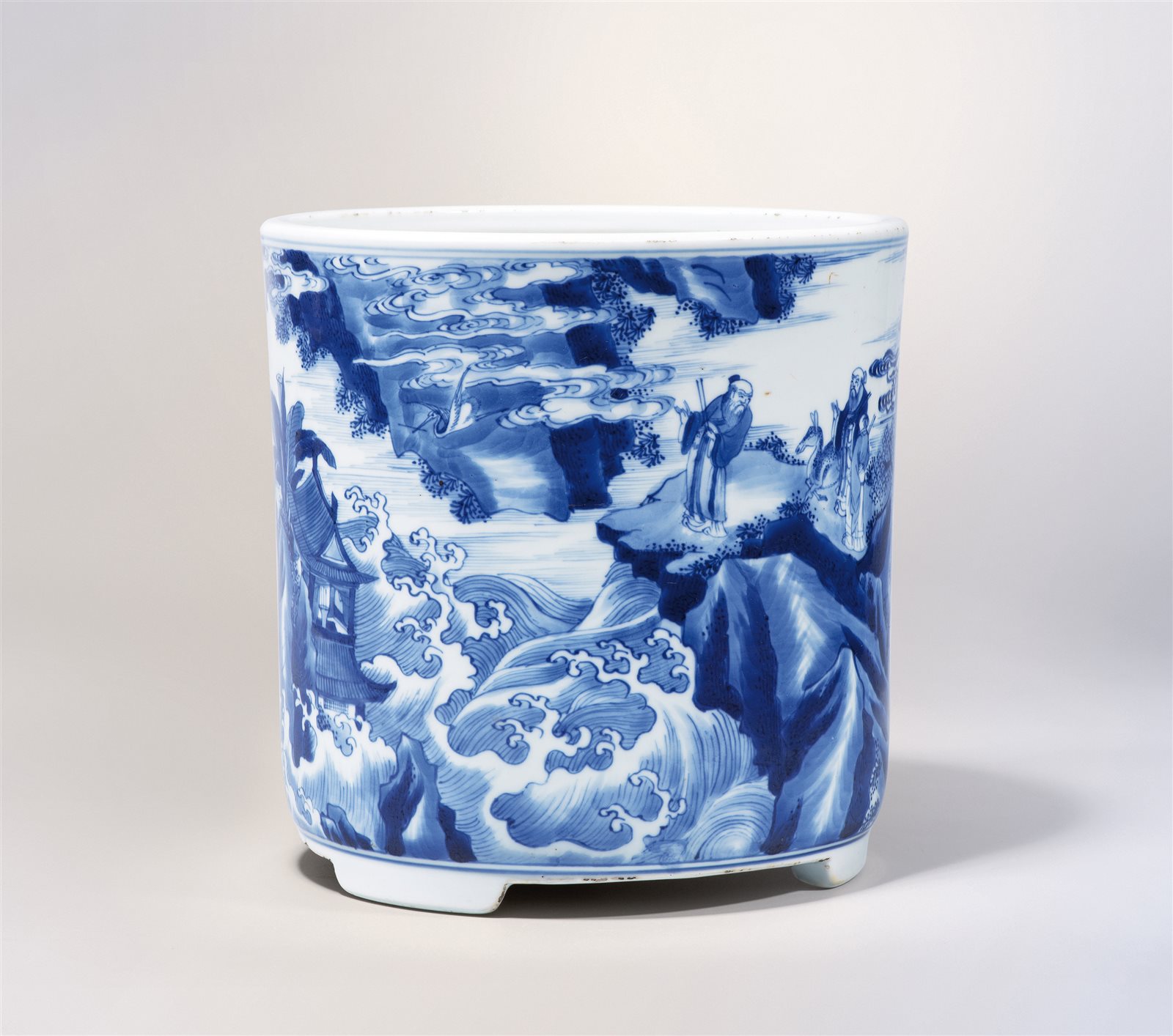 青花海屋添筹图三足笔筒（图录号：143）