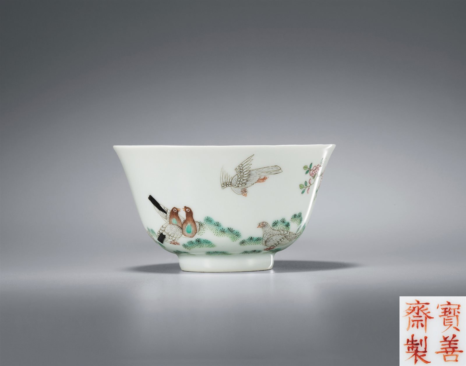 粉彩洞石花卉灵鸽纹碗