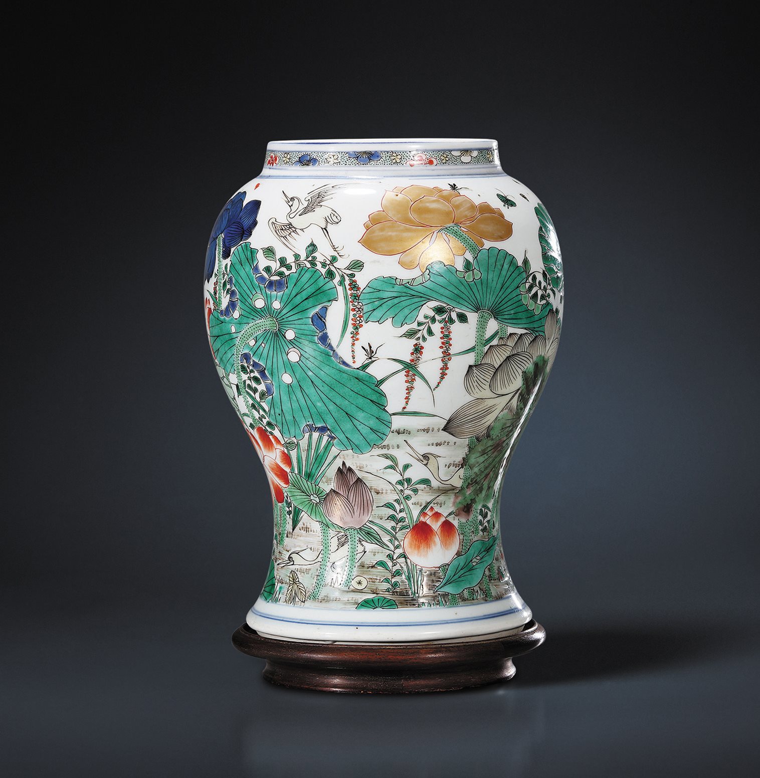 五彩描金荷塘花鸟图尊