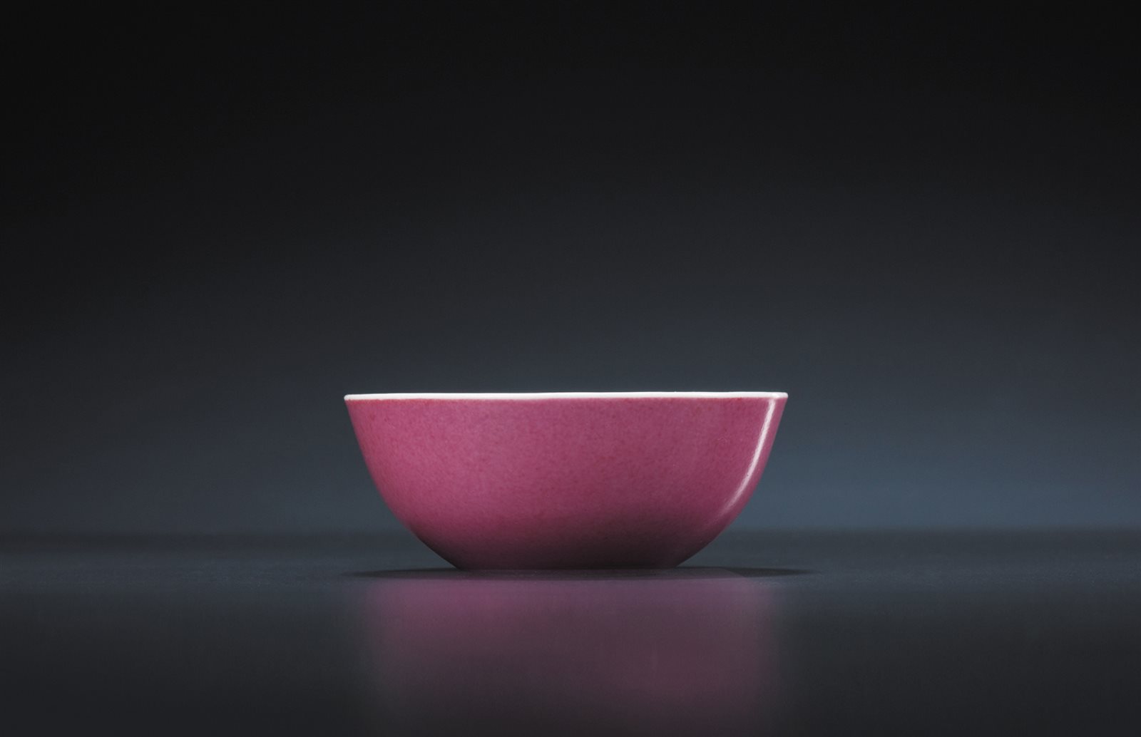 胭脂红釉卧足碗