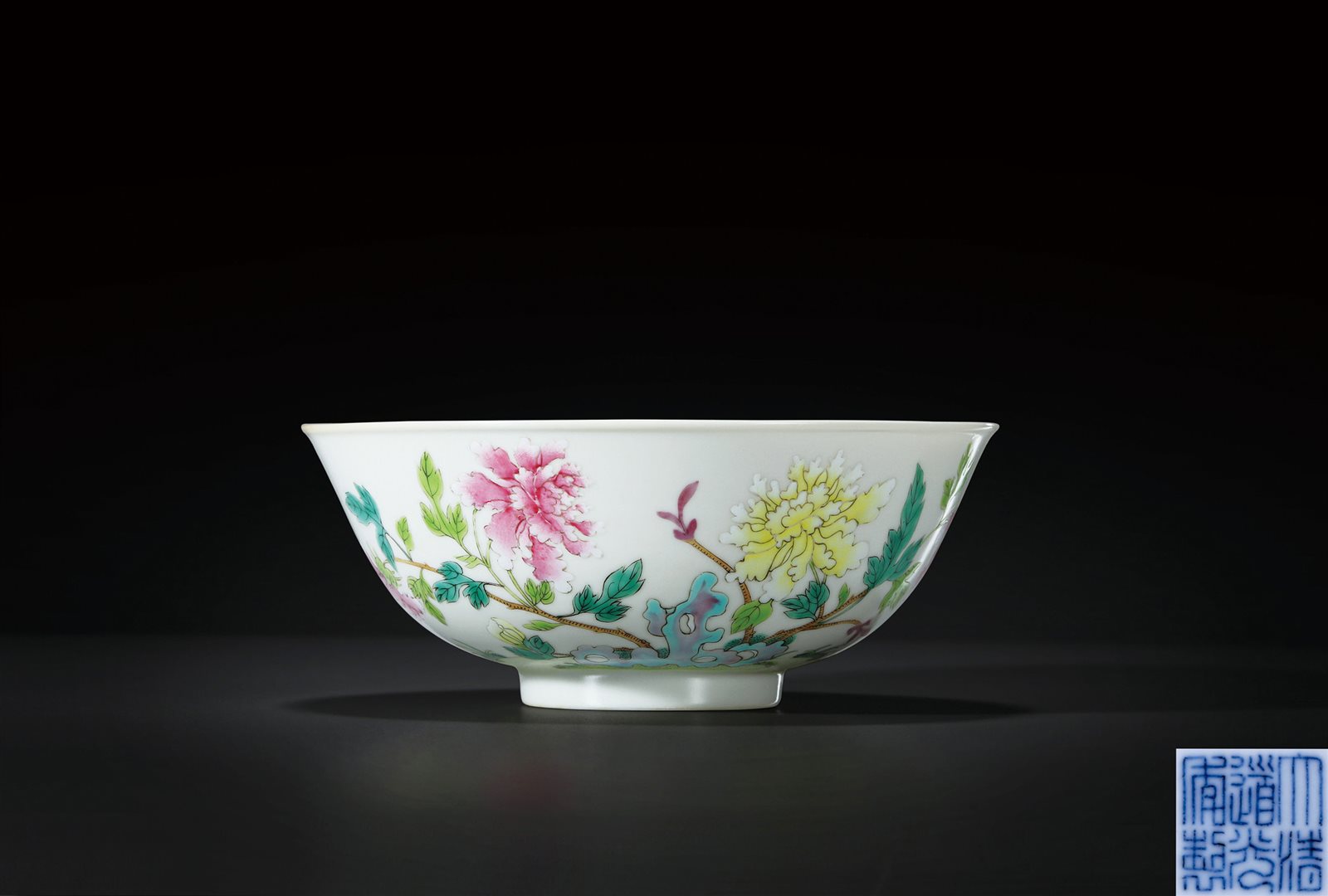 粉彩洞石折枝花鸟纹碗