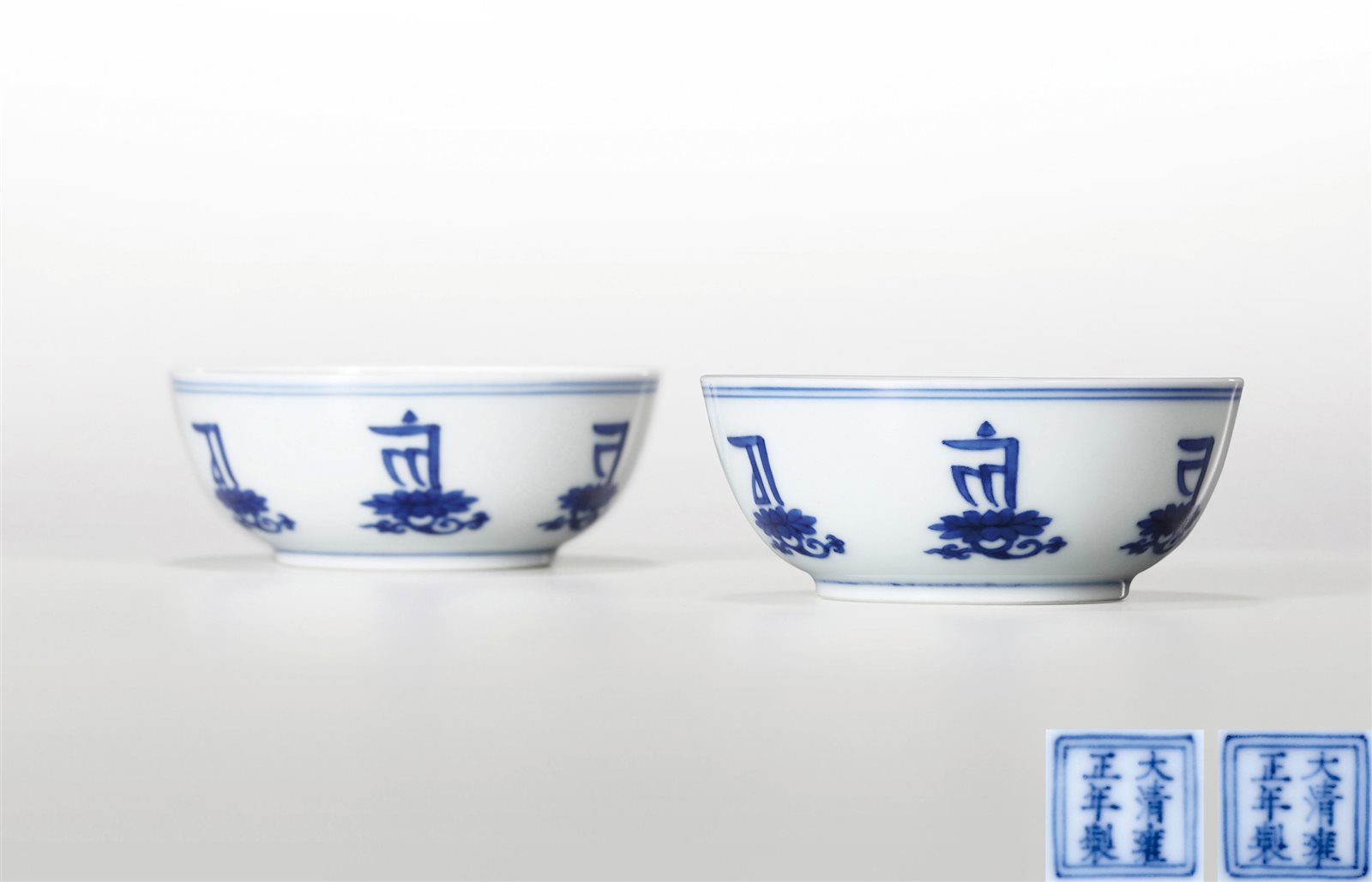 青花莲托梵文卧足浅杯一对
