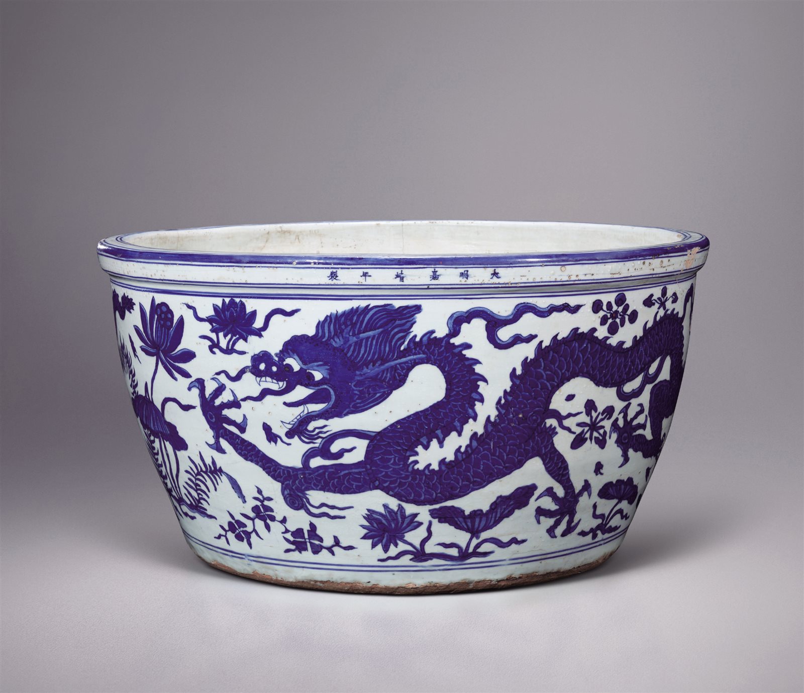 青花荷塘穿花龙纹大缸(图录号：33)