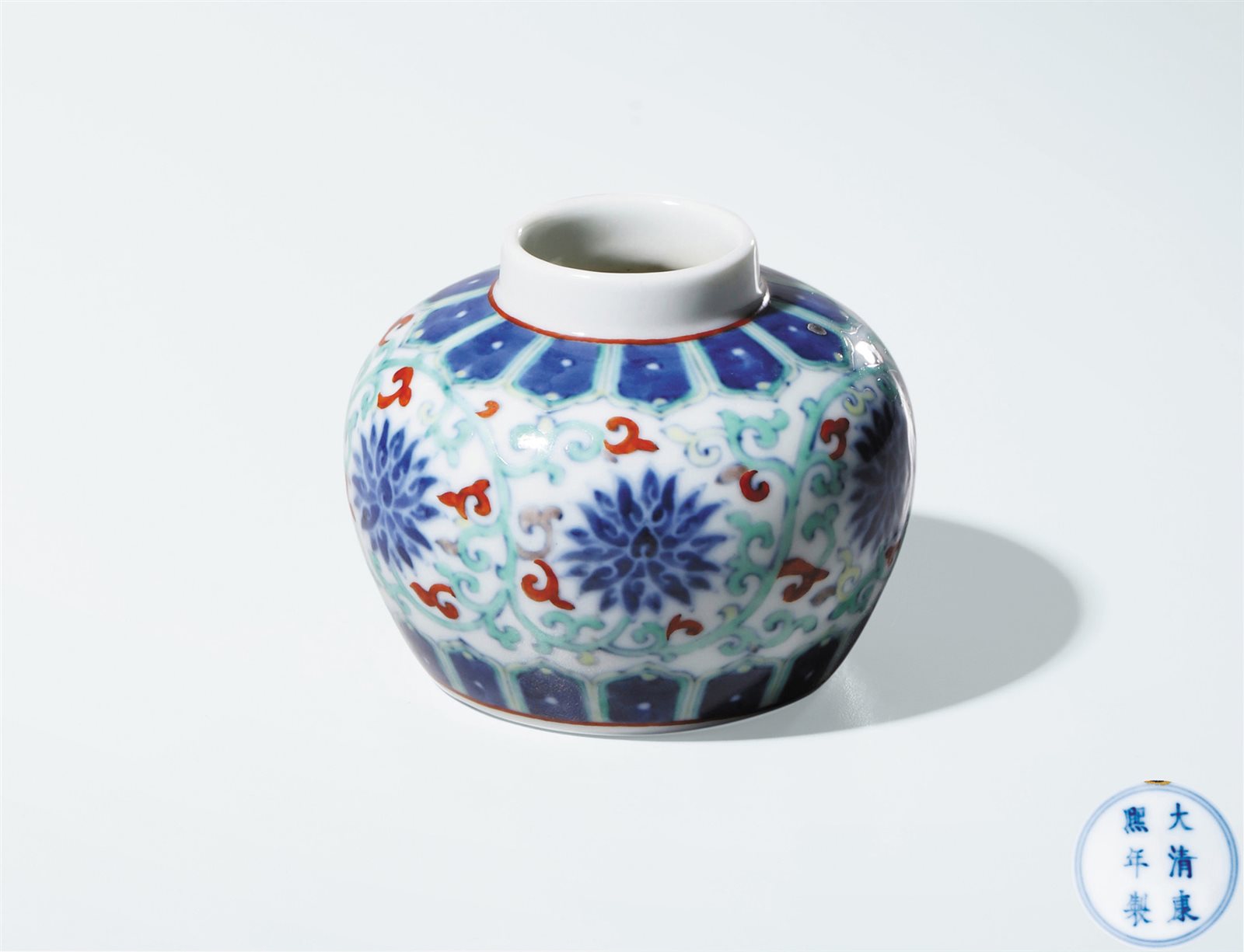斗彩缠枝西蕃莲纹小罐(图录号：44)