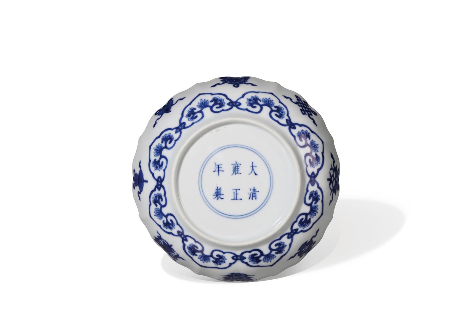 青花缠枝花卉如意八吉祥纹葵口盘(图录号：43)