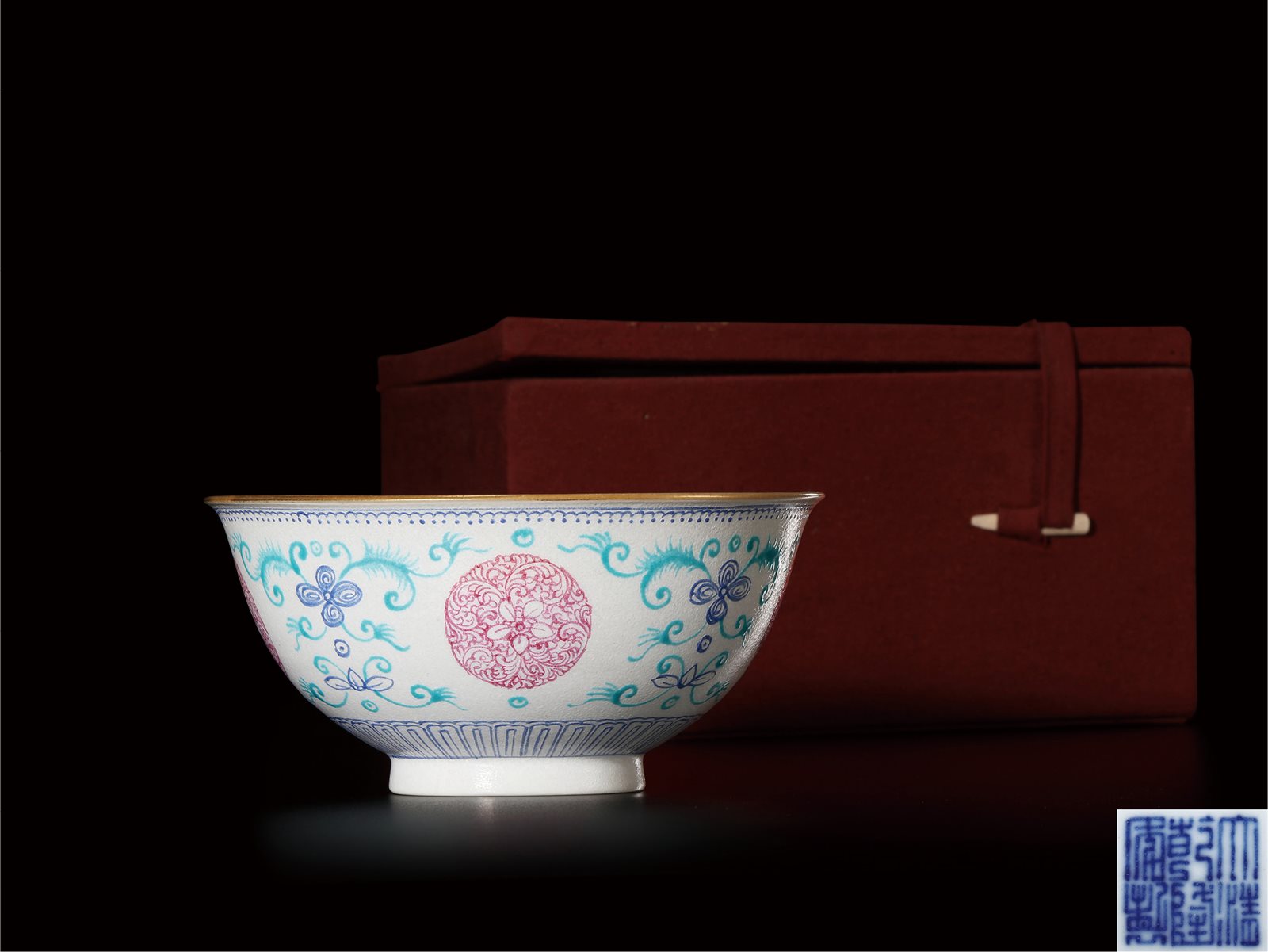 料彩描金折枝花卉团花纹碗(图录号：57)