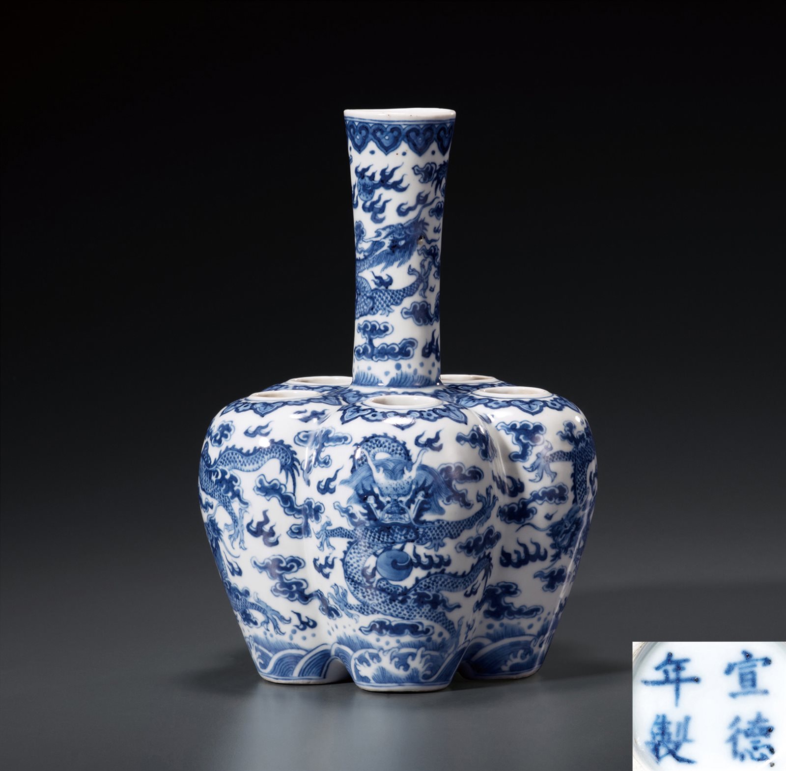 青花云龙赶珠纹六孔花插