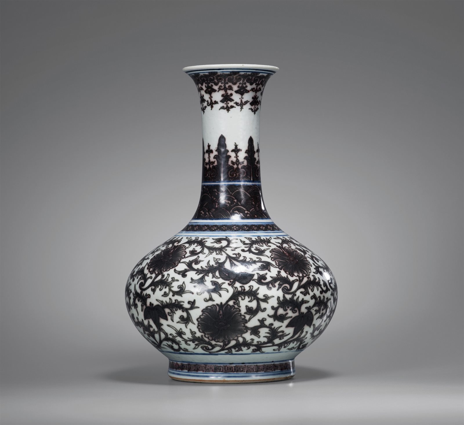 青花釉里红缠枝宝相花卉荸荠瓶