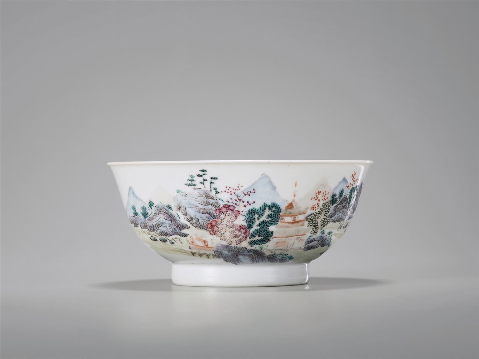 粉彩山水人物纹碗