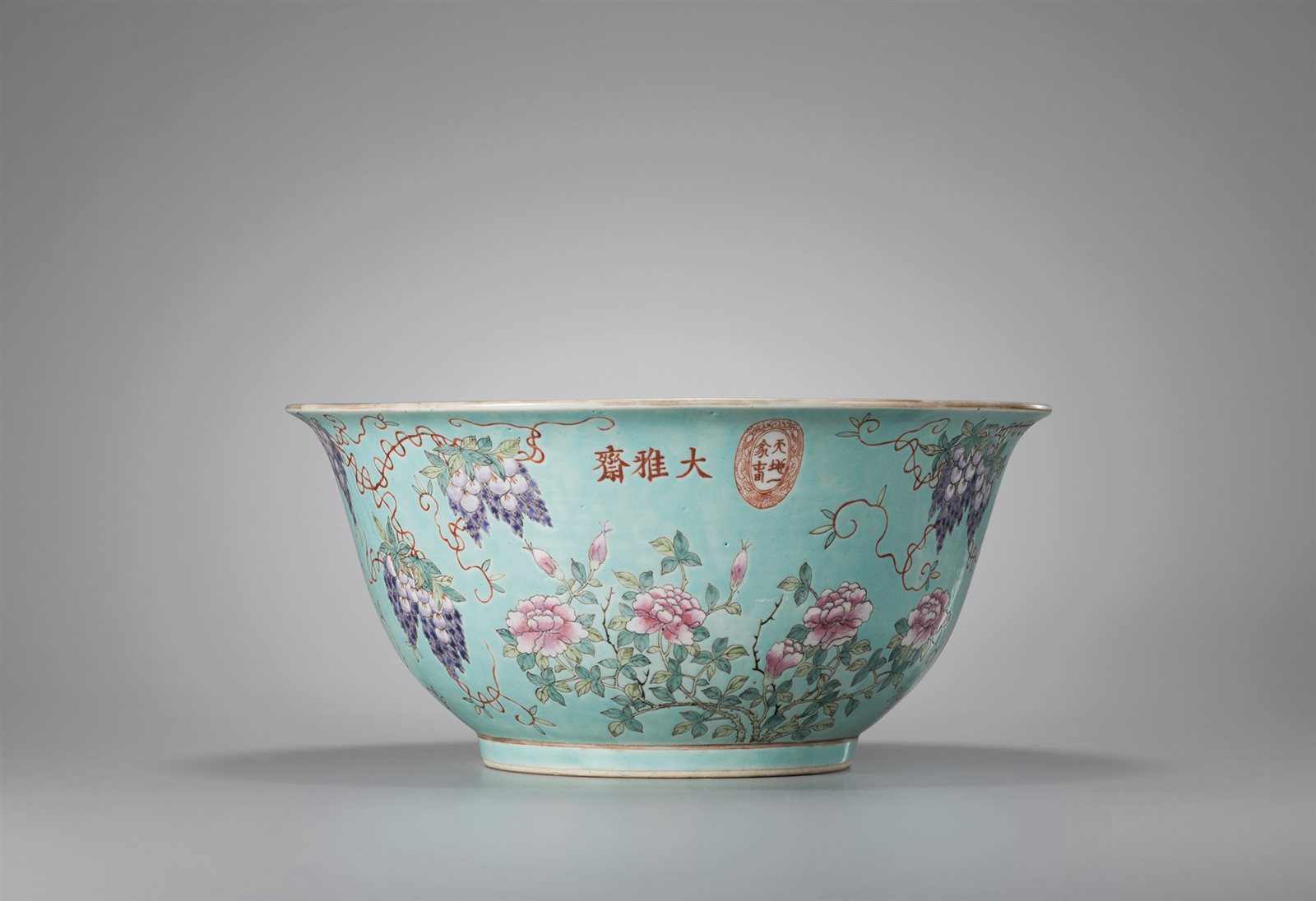 松石绿地粉彩花鸟纹大碗