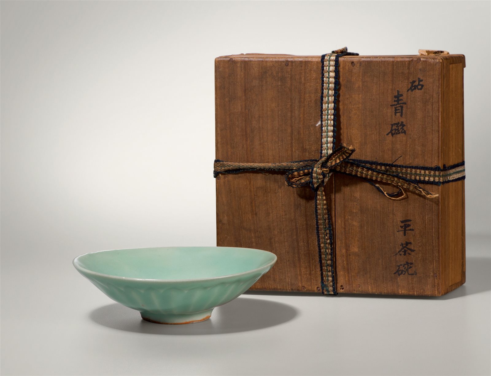龙泉窑梅子青釉刻花莲瓣碗