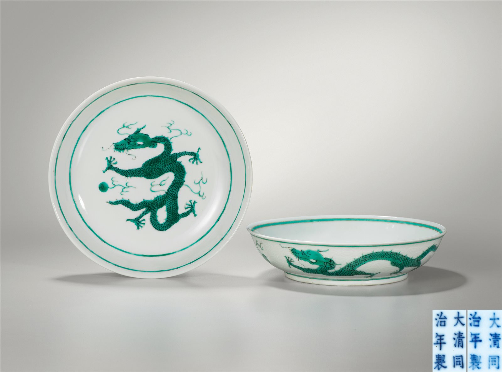 绿彩云龙赶珠纹盘一对