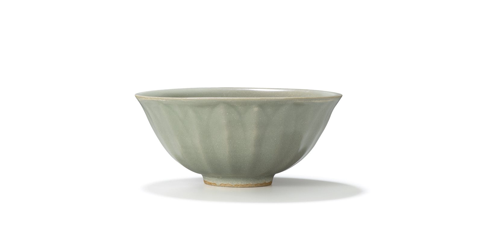 龙泉窑青釉刻花莲瓣纹碗