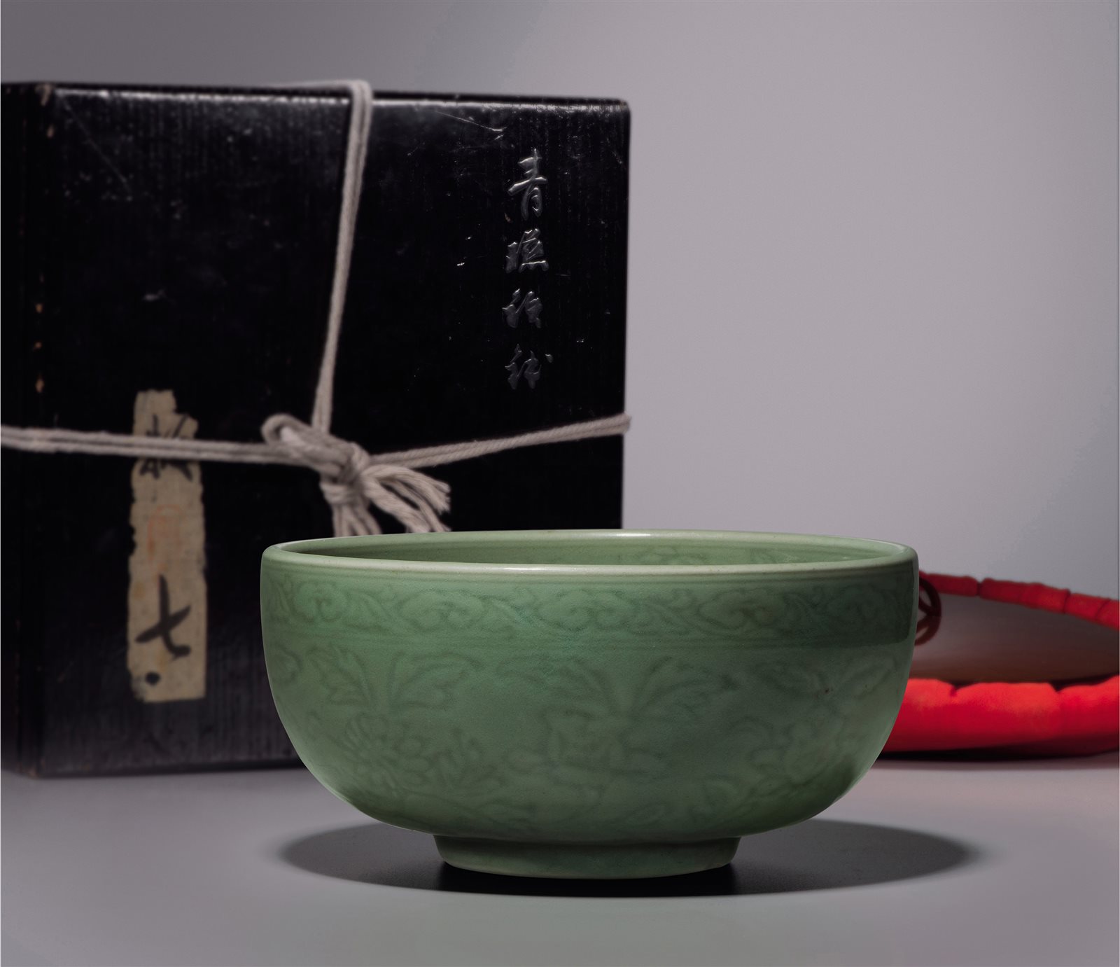 龙泉窑青釉暗刻折枝花果纹墩式大碗