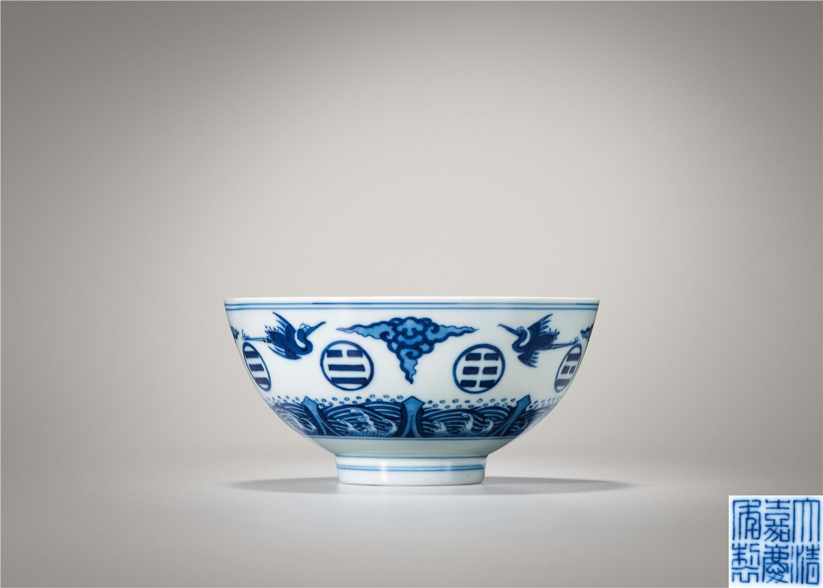 青花八卦云鹤纹碗