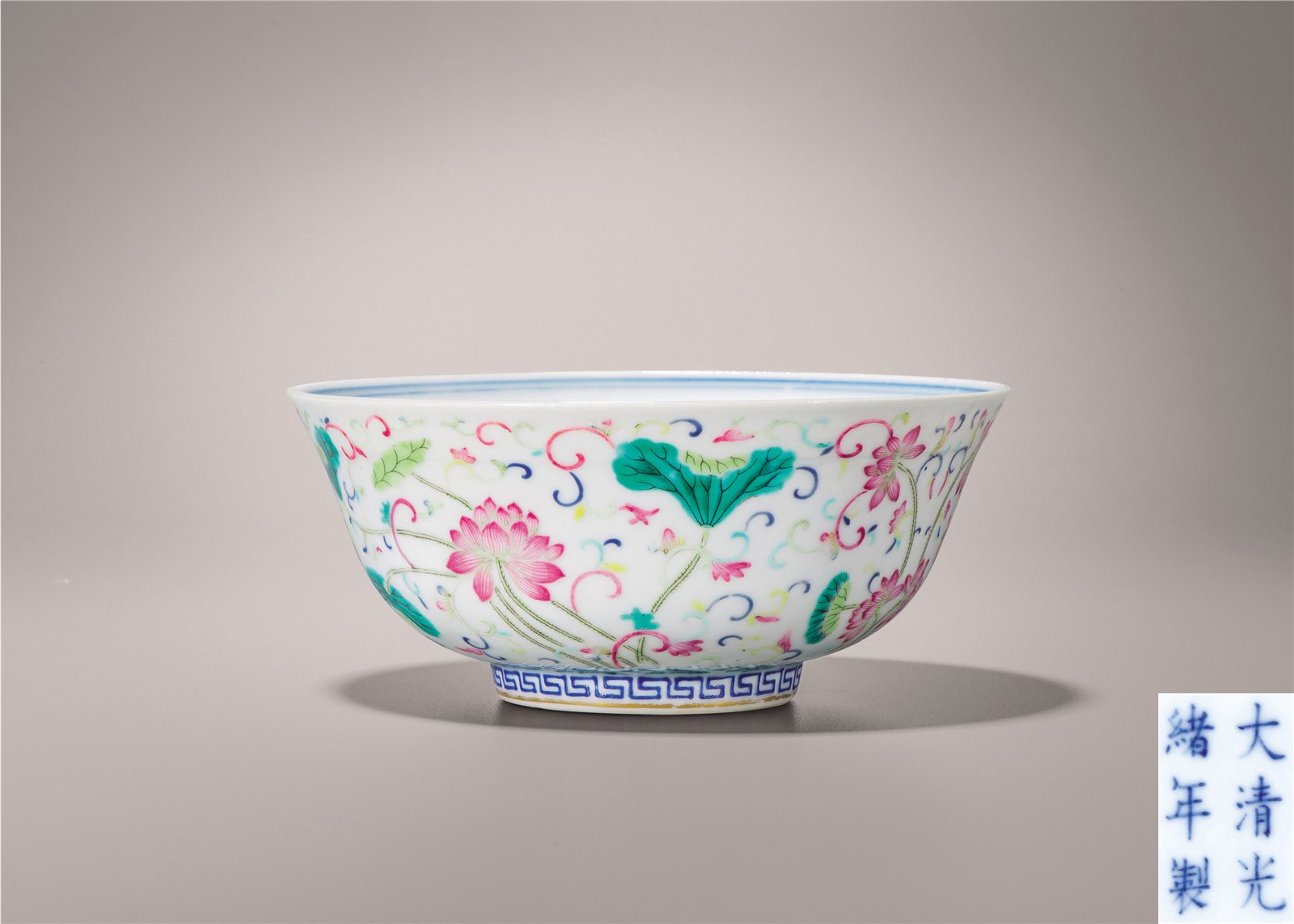 外粉彩内青花荷塘丽景纹碗