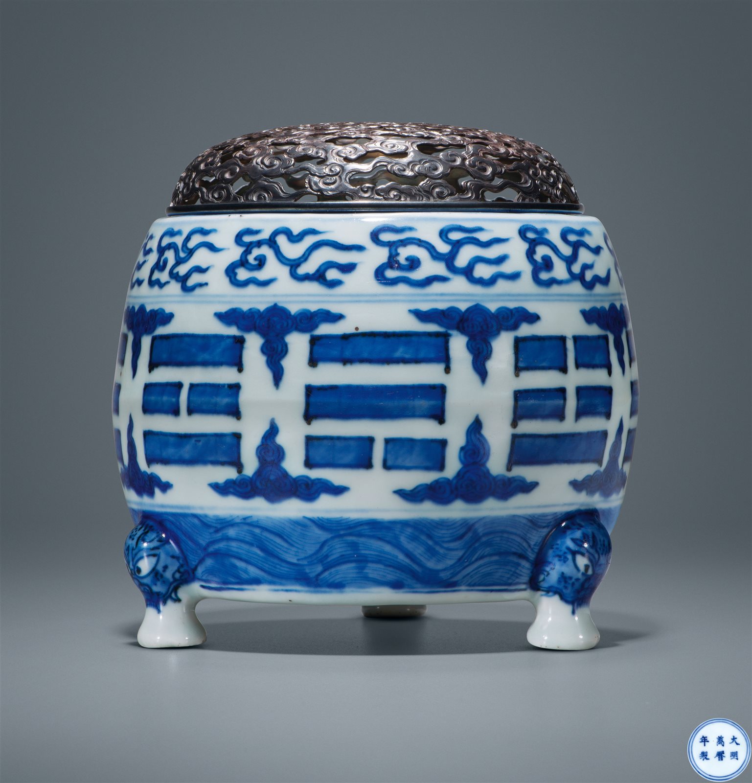 青花八卦纹三兽足筒炉