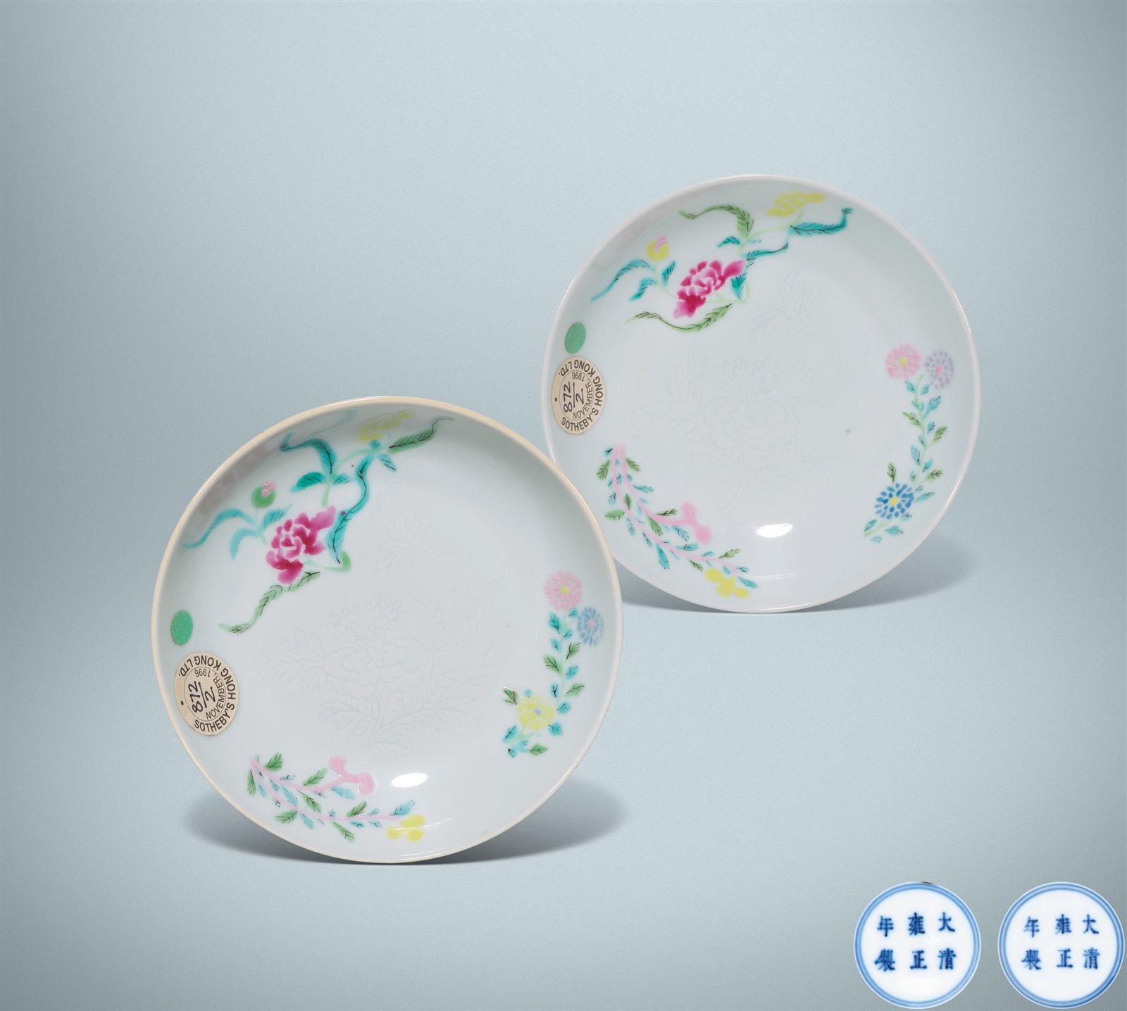 粉彩暗刻折枝花卉纹小盘一对