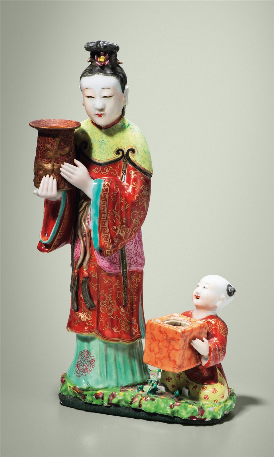 粉彩仕女婴戏瓷雕花插