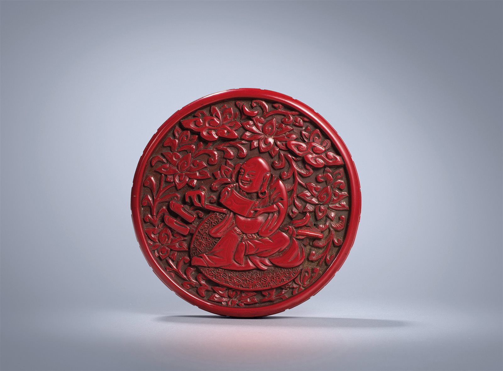 剔红雕罗汉图盒