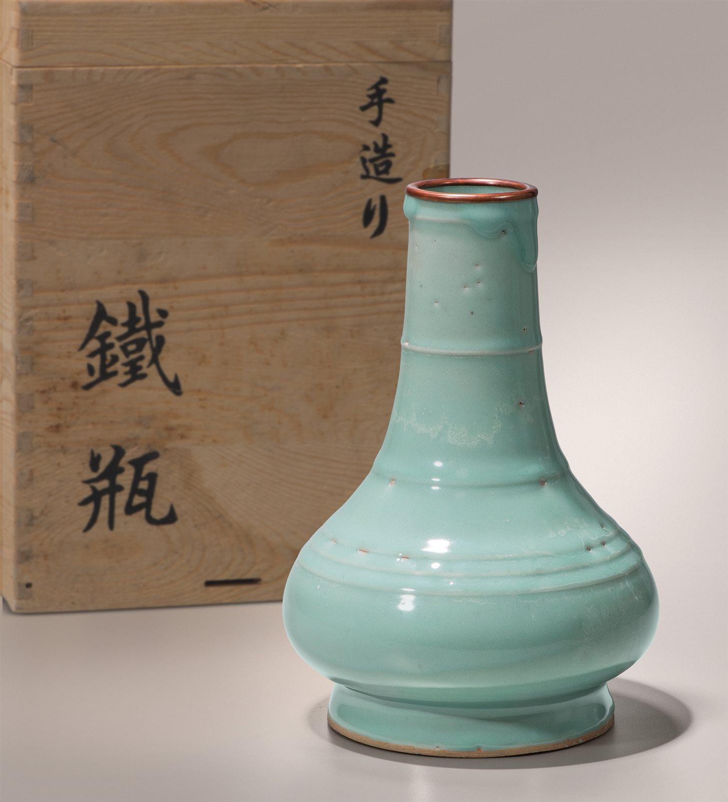 龙泉青釉弦纹瓶