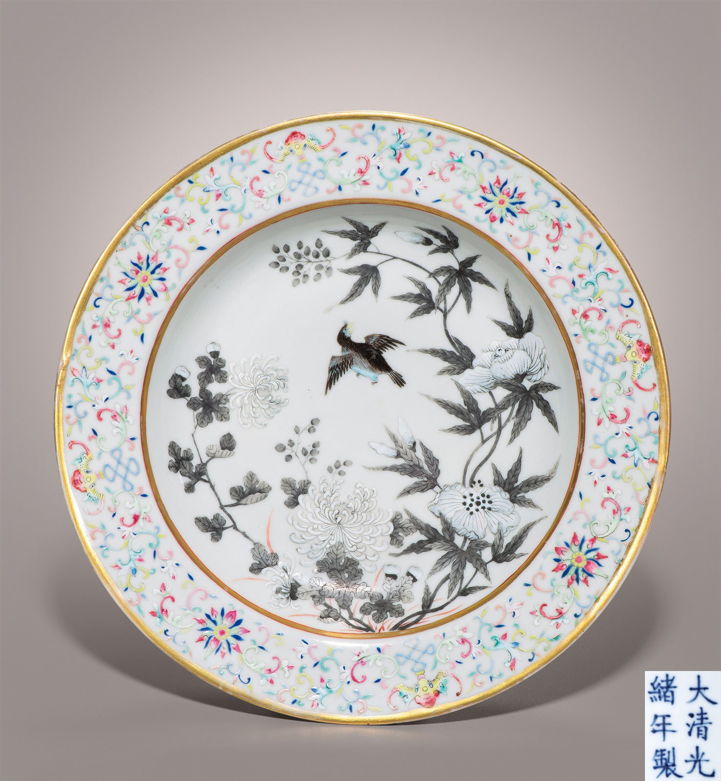 粉彩缠枝花卉开光墨彩花鸟纹折沿盘