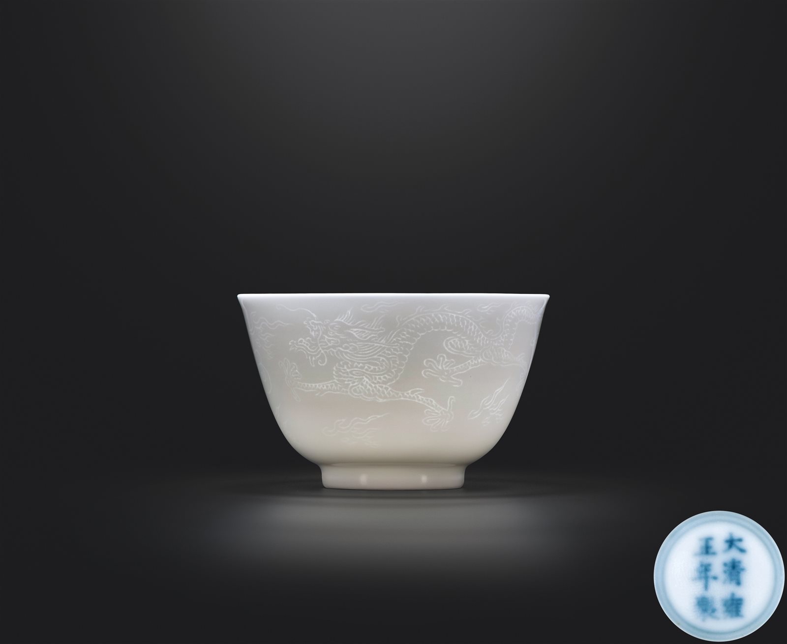 甜白釉暗刻云龙纹杯