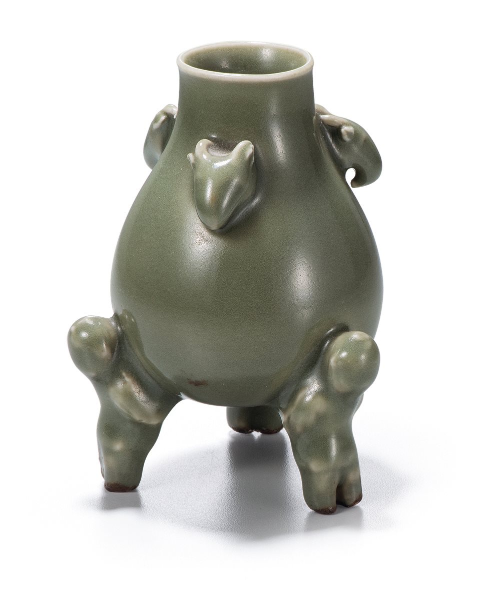青釉三足牺耳小尊