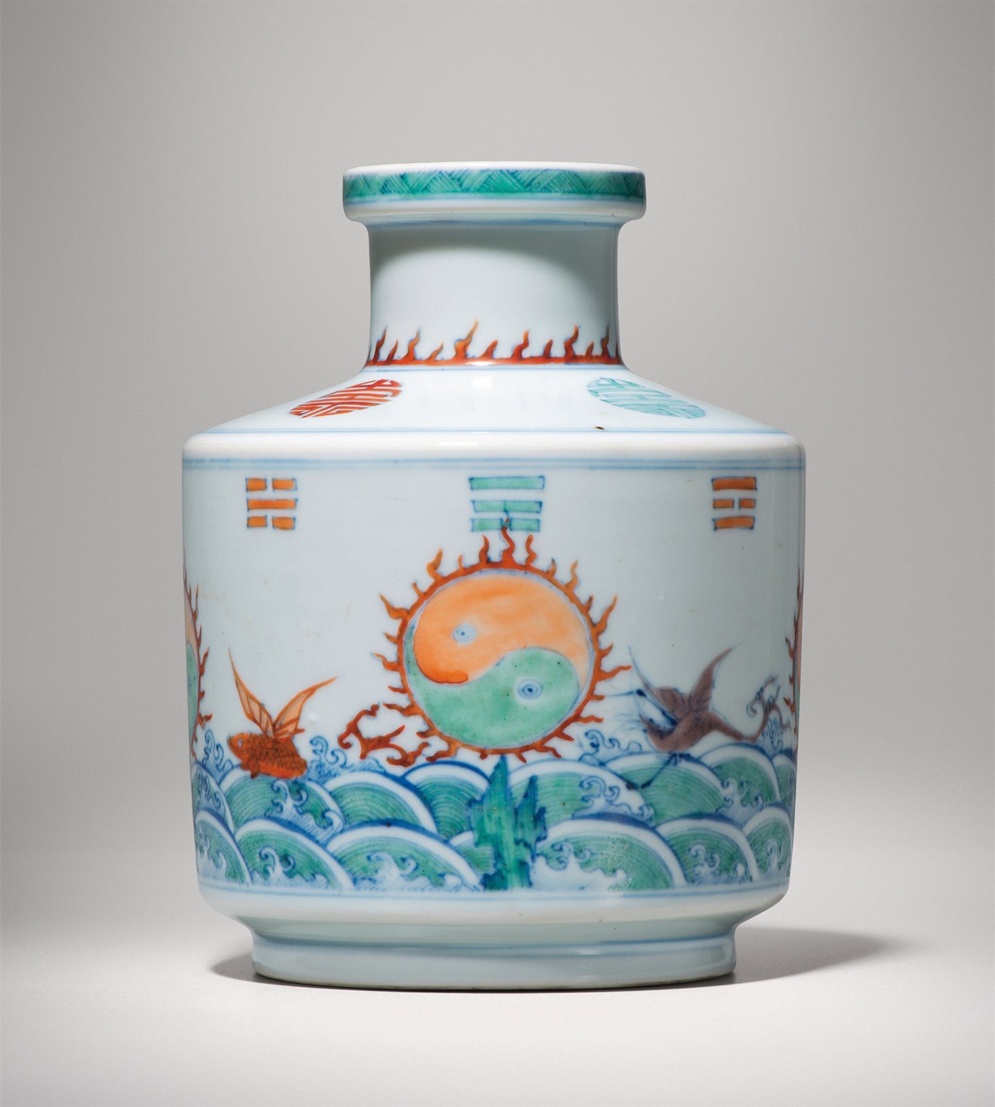 斗彩八卦海天浴日小棒槌瓶