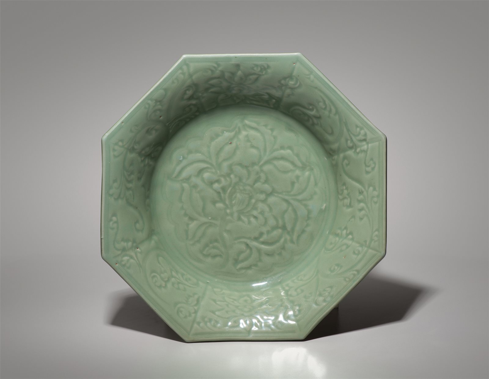 龙泉窑青釉刻花八方大盘
