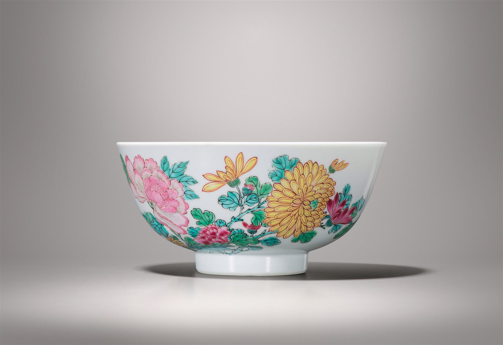 粉彩折枝花卉纹碗