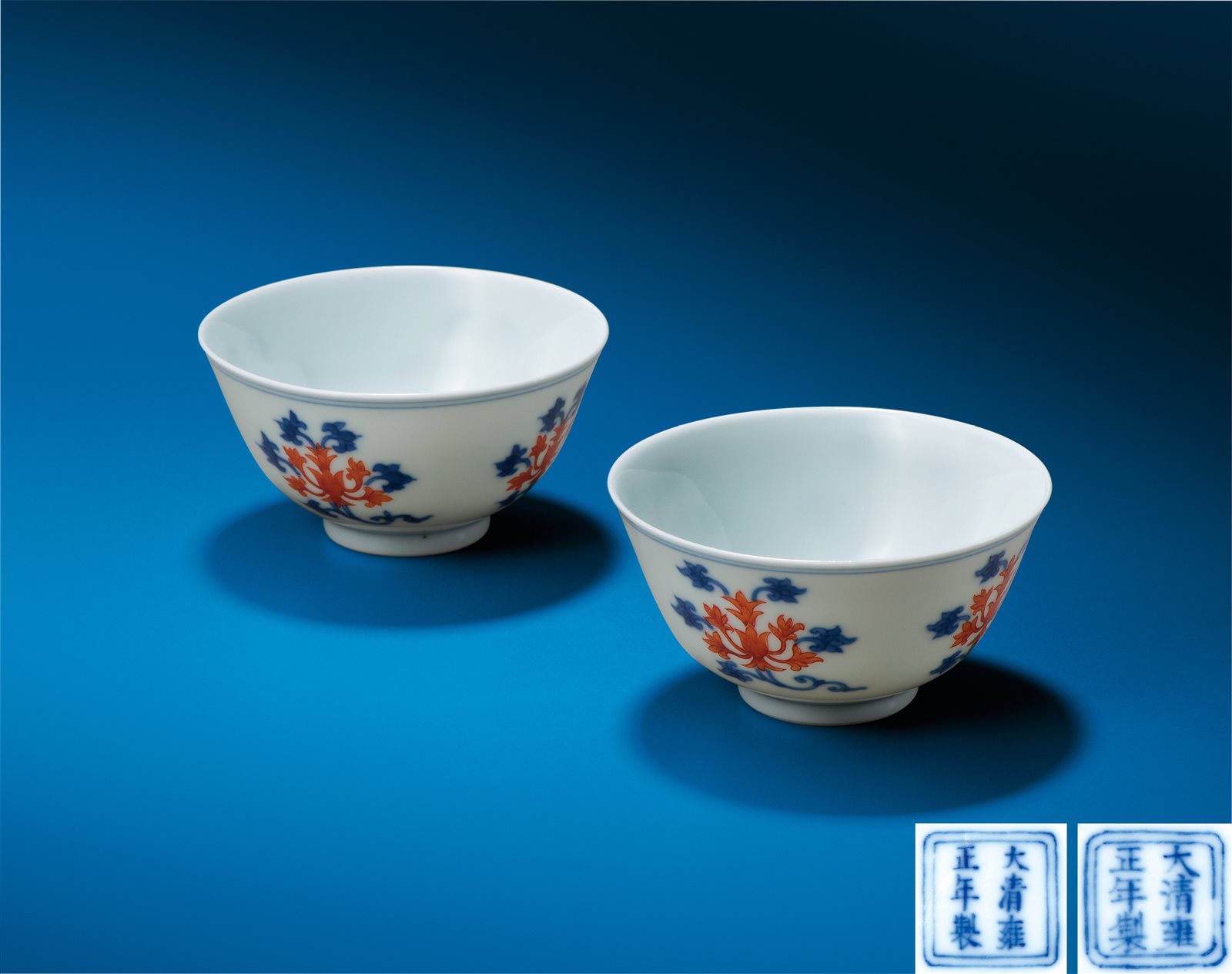 青花加矾红折枝宝相花纹小杯一对
