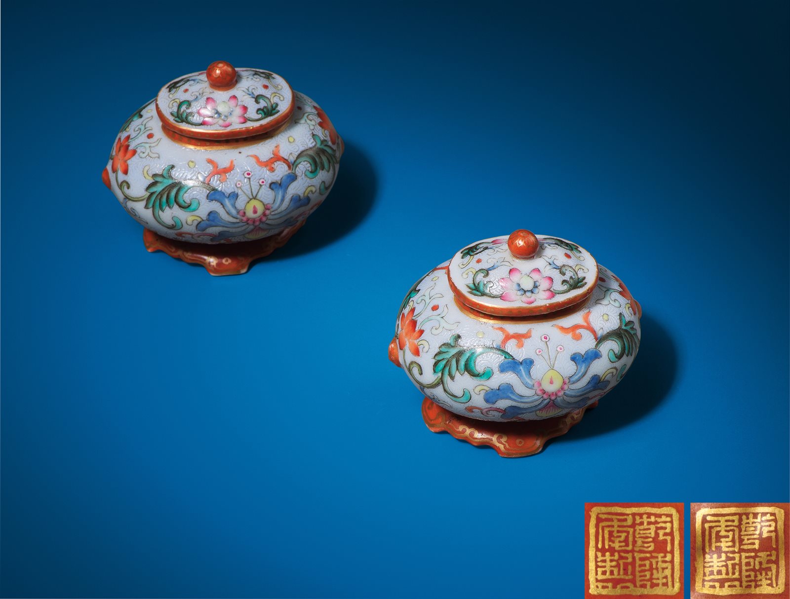 翠地洋彩宝相花四足描金铺首宝珠盖水盂一对